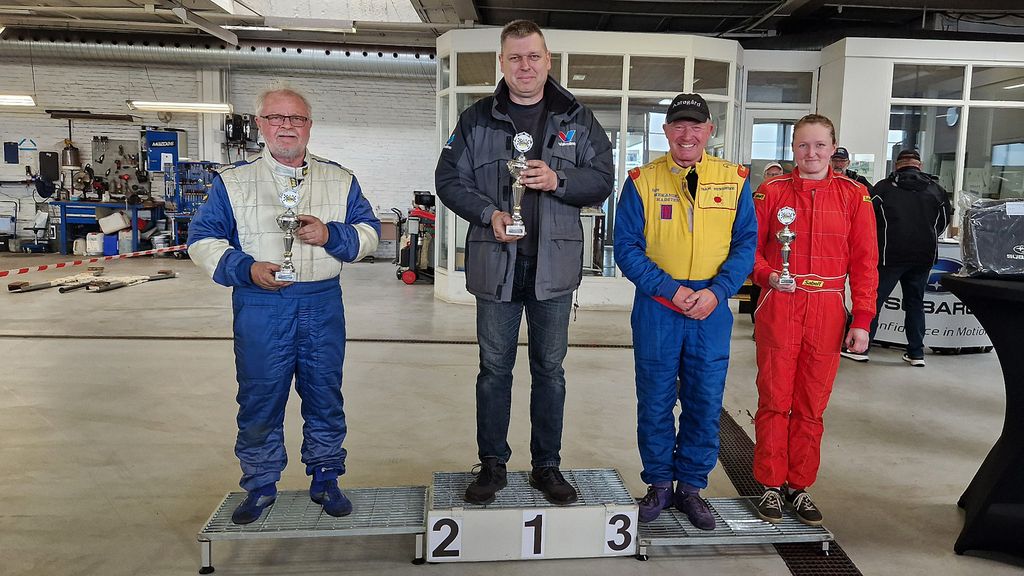 På podiet efter Lind Hillclimb var Heino Mejer på toppen og Kurt Mejer på næstøverste trin da pokalerne for løbet skulle fordeles i klasse 7B
(Foto: rallypics.dk – Viggo Johansen)
